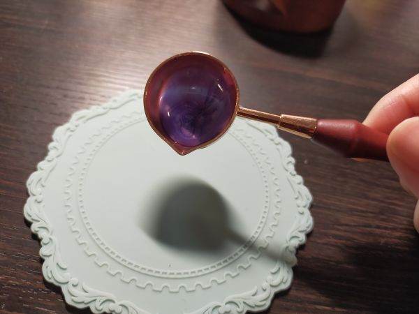 スプーンの中で溶けたワックス