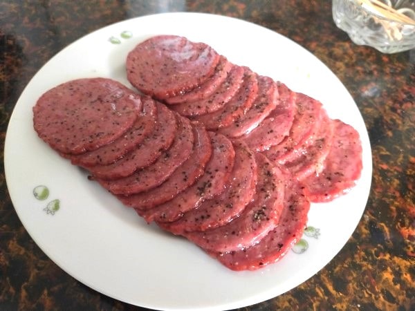 お皿に乗った牛タン黒胡椒