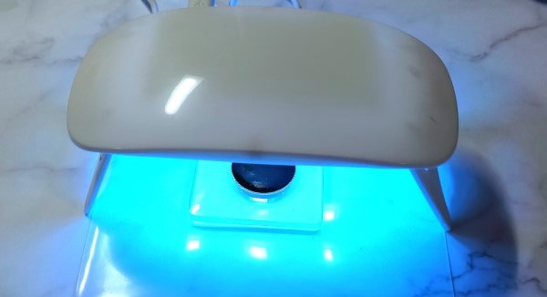 UVライト 硬化中