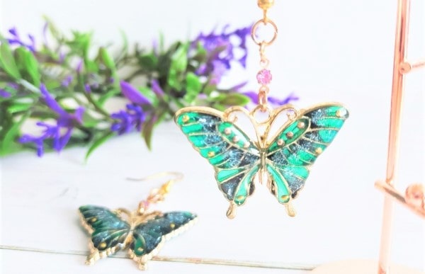 蝶のピアス 緑