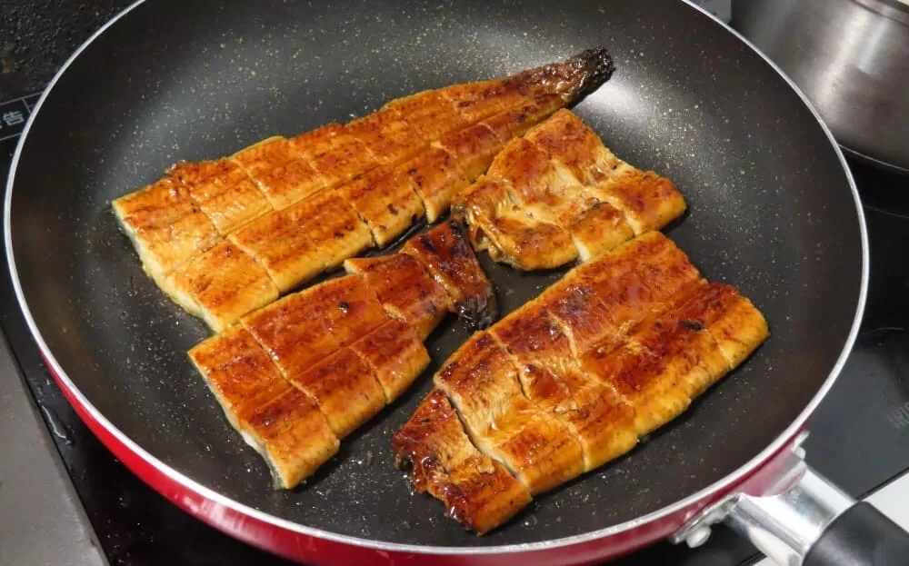 国産うなぎ蒲焼を焼く